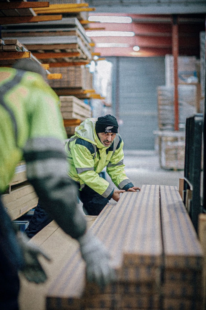 Man in magazijn groothandel