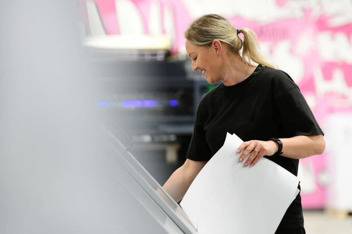 Vrouw bij de printmachine